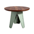 Ronde houten tafel met perforeerde groene base