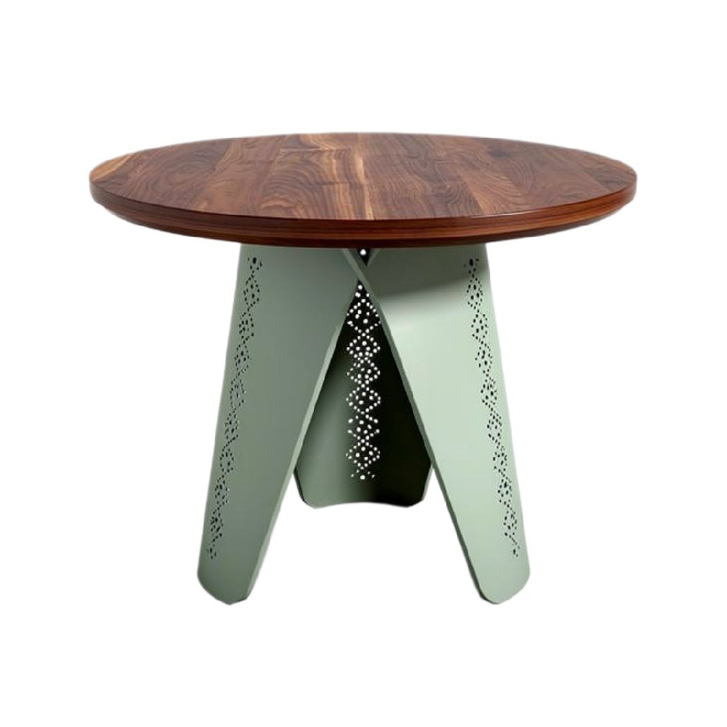 Ronde houten tafel met perforeerde groene base